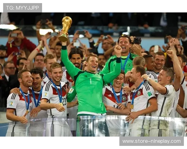 诺伊尔在足球历史中地位解析及其对现代守门员的影响 诺伊尔在足球历史中地位解析及其对现代守门员的影响