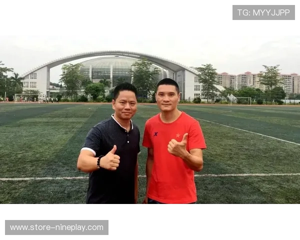 足球明星骑三轮车回乡探亲引发热议背后故事曝光